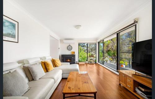 Katoomba House | Spacious 5 Bedroom 3 Bath Three Sisters Getaway