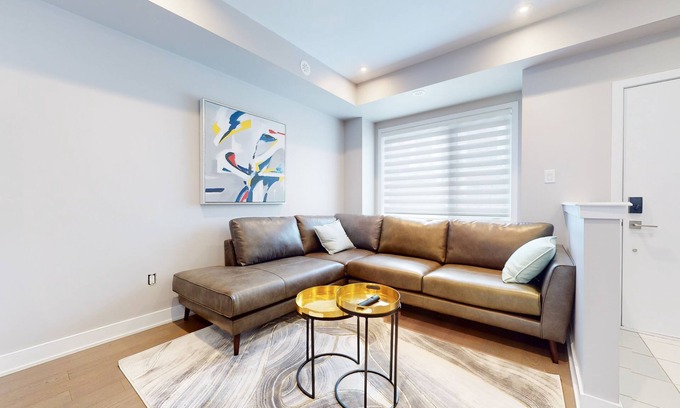 Downsview House | Spacious 5 Bedroom/5 Bathroom Townhouse