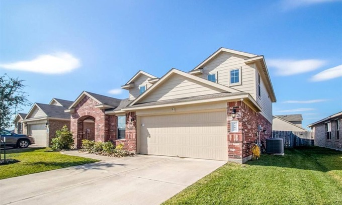 Barker House | Spacious 5-bedroom, 7 beds house in lovely Katy with Wi-Fi, AC and more!