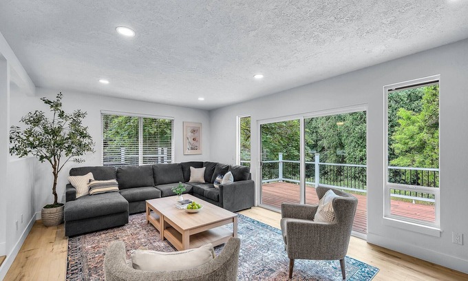 Boring House | Spacious 5-bedroom 8-bed house in tranquil Boring Oregon with WiFi, AC