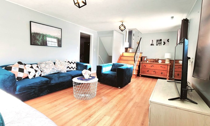 London House | Spacious 5 bedroom bungalow w/huge backyard