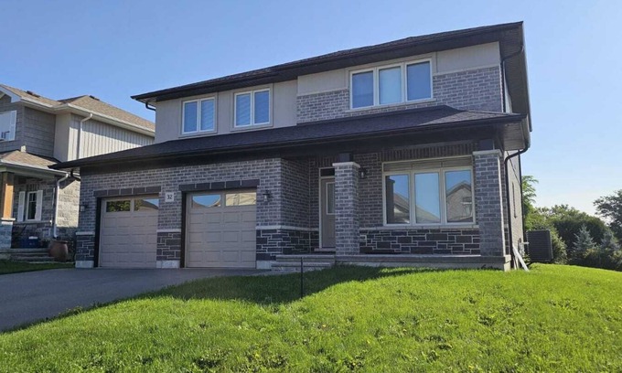 Quinte West House | Spacious 5-bedroom house with AC, WiFi in brilliant Quinte West
