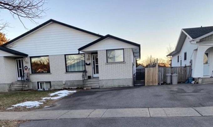 Thunder Bay House | Spacious 5 Bedroom sleeps 10, 2 story semi, 2 free laundry, free parking on/off