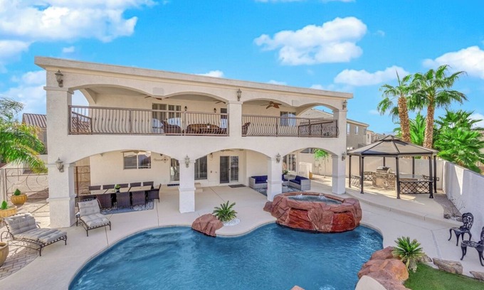 Enterprise House | Spacious 5 bedroom close to strip with Pool, Jacuzzi, Parking, Rv Parking, Grill