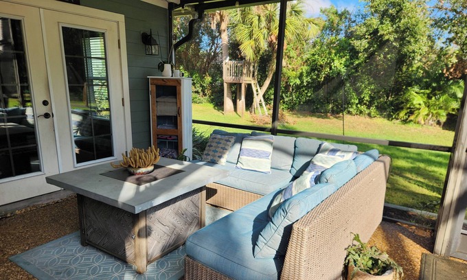 South Gate Ridge House | Spacious 5-bedroom Farmhouse style house in Sarasota Close to Beach Large Pool!