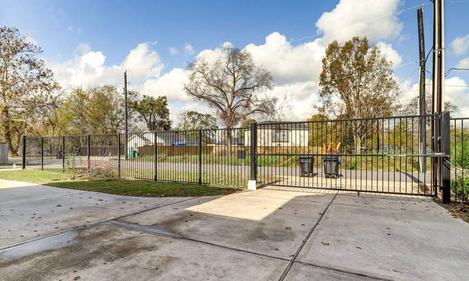Northside House | Spacious 5-Bedroom Gated Mansion in the Heart of Houston
