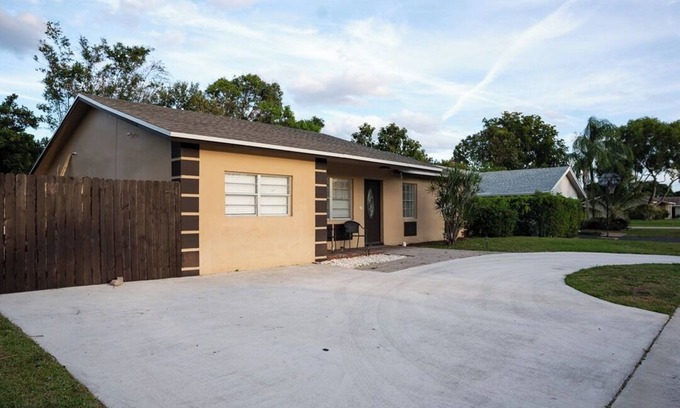 Hamptons at Boca Raton House | Spacious 5-bedroom house in West Boca Raton WiFi, AC, Deerfield Beach -11.5 Mi