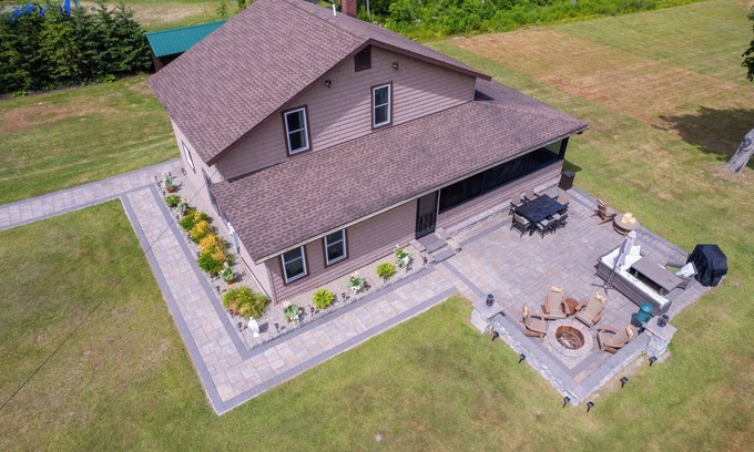 Broadalbin House | Spacious 5-bedroom house in charming Broadalbin directly on the lake