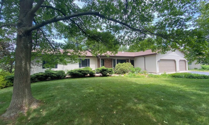 Williamsburg House | Spacious 5-bedroom house just outside the Village of Elk Rapids with AC, WiFi