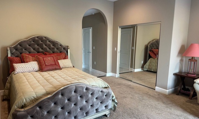 Los Cerritos House | Spacious 5-bedroom house with WiFi, AC in brilliant Long Beach