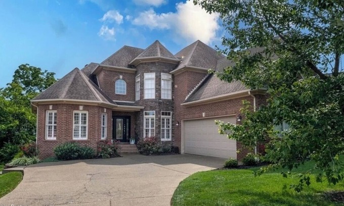 Buechel House | Spacious 5-bedroom house in Walking Distance to Restaurants