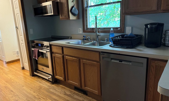 Water Hill House | Spacious 5-bedroom home in beautiful Ann Arbor Waterhill Neighbourhood