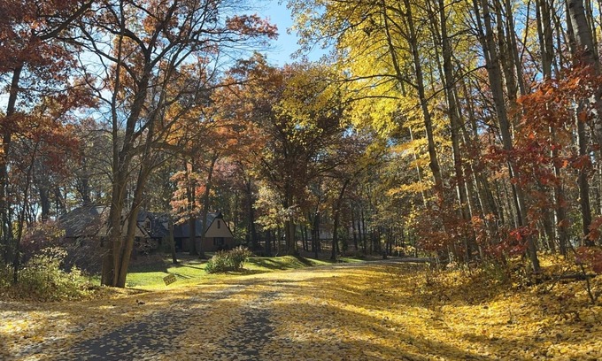 Suamico House | Spacious 5-bedroom house in Green Bay with WiFi, 15 minutes to Packer stadium