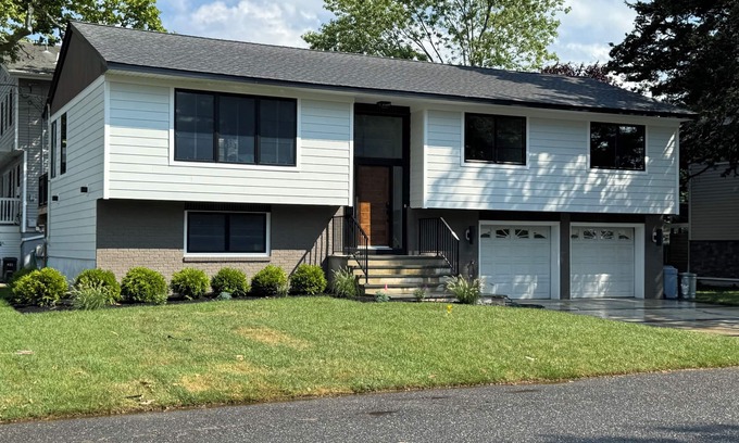 Manasquan House | Spacious 5-bedroom house with WiFi, AC in charming Manasquan