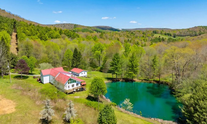 Wilson Creek House | Spacious 5-bedroom house w/fishing pond, WiFi, hot tub in Grayson Co Mountainsn
