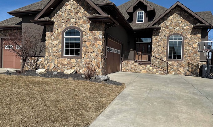Raymond House | Spacious 5-bedroom house with WiFi, AC in amazing Raymond