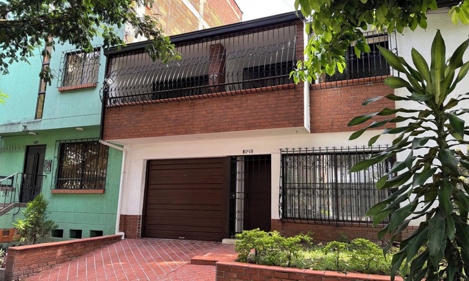 La Castellana House | Spacious 5-bedroom house in beautiful in Laureles Medellín with WiFi