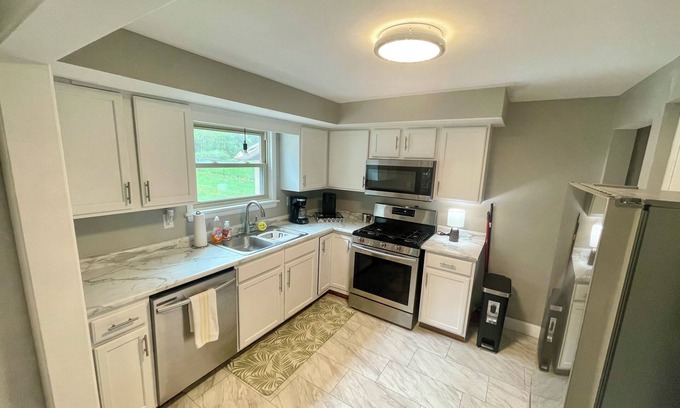 Rockford House | Spacious 5-bedroom house with AC and WiFi in brilliant Machesney Park