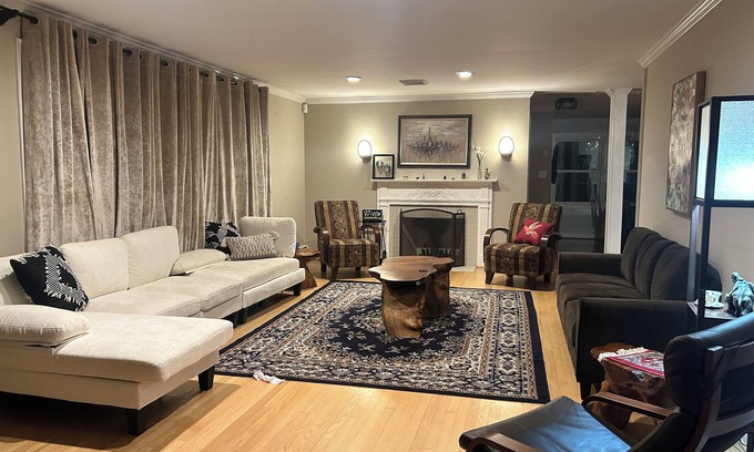 Mantua House | Spacious 5-bedroom house close to Washington DC