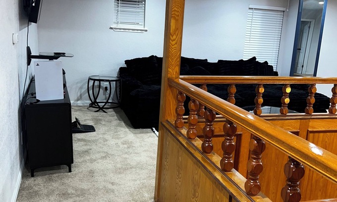 North Houston House | Spacious 5-bedroom house with AC, WiFi in awesome Houston