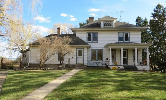 Kenosha House | Spacious 5-bedroom house in charming Kenosha with AC, WiFi