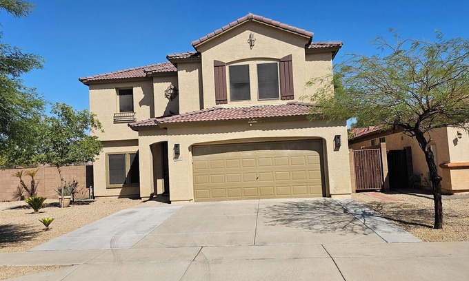 Maryvale House | Spacious 5-bedroom house 1.4 miles from Cardinals Stadium and West Gate shopping