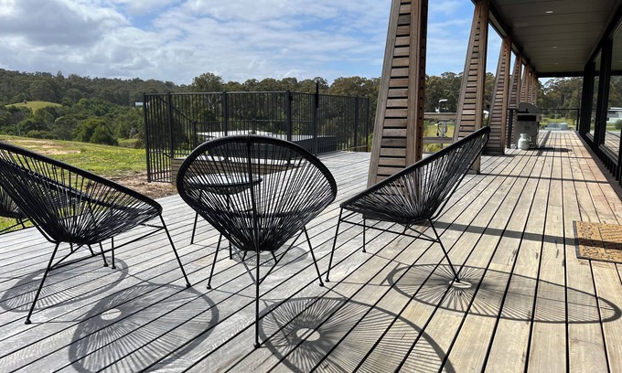 Metung House | Spacious 5 bedroom house with spa in Metung. Perfect for two families.