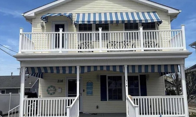 Lake Como House | Spacious 5-bedroom house in beautiful Belmar w/WiFi. 2 blocks from the beach!