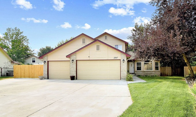 Southwest Ada County Alliance House | Spacious 5-bedroom house in Boise sleeps 12, treadmill, Fantastic location.