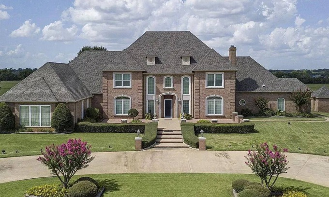 Durant House | Spacious 5-bedroom house with great location to Texoma lake, shops and Casino
