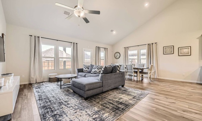 Haslet House | Spacious 5-bedroom house in Haslet, TX .just North of Fort Worth