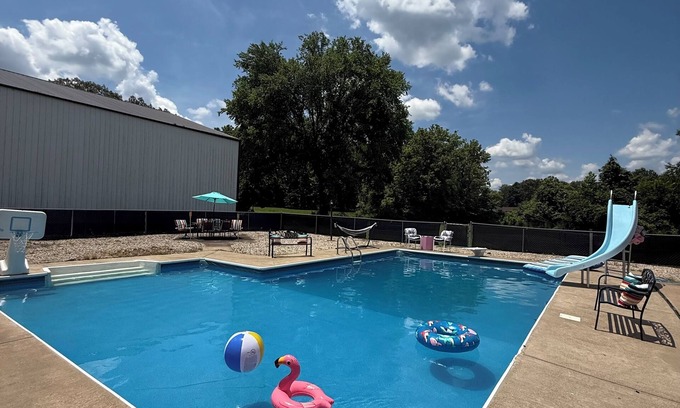 Marion House | Spacious 5-bedroom house with large in-ground pool and 4800 sq ft barn in Marion