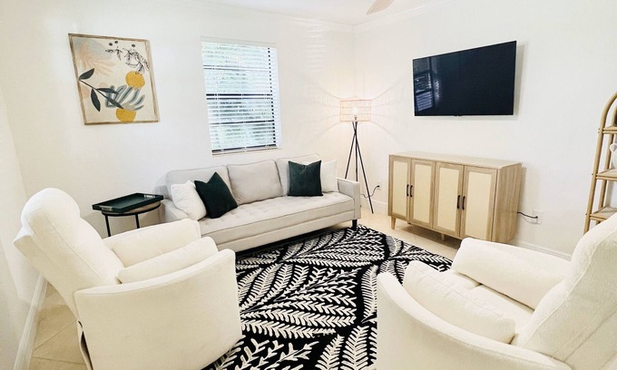 Lake Park House | Spacious 5-bedroom house in fabulous Naples - 1 mile to the beach!