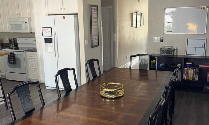Hyde Park House | Spacious 5-bedroom house in Tampa, walk to Old Hyde Park Village. Fast WiFi,