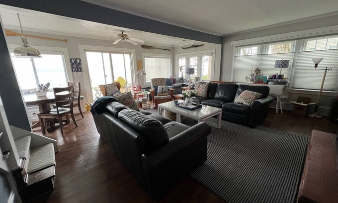 Ashville House | Spacious 5-bedroom Lakefront house with AC and WiFi in wonderful Ashville