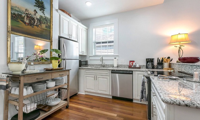 Irish Channel House | Spacious 5 Bedroom Near Magazine St & Uptown