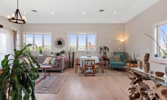 Long Beach House | Spacious 5-bedroom ocean view house with AC, WiFi in lovely Long Beach