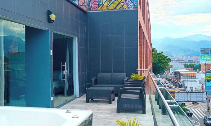 Lalinde Apartment | Spacious 5-bedroom Penthouse in Parque Lleras ,3 jacuzzis and Pool Large Terrace