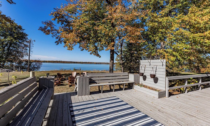 Battle Lake House | Spacious 5-bedroom house on Deer Lake, with Amazing Sunsets and View of the Lake