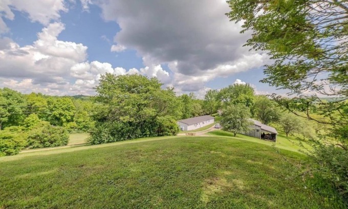 Sharpsburg House | Spacious 5-bedroom house in Peaceful Chesterhill Free WiFi & Full Privacy.