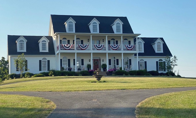 Chaplin House | Spacious 5-bedroom Estate home in the heart of Bourbon Country!