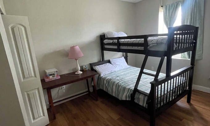 St. Robert House | Spacious 5-bedroom house with WiFi, AC in charming Saint Robert