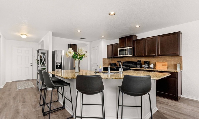 Southside House | Spacious 5 Bedroom-SeaWorld/Lackland Family Retreat