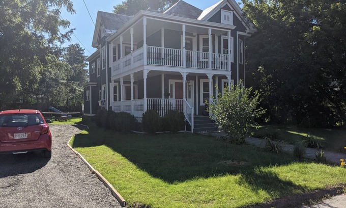 Williamstown House | Spacious 5-bedroom House, Walking Distance to Williams