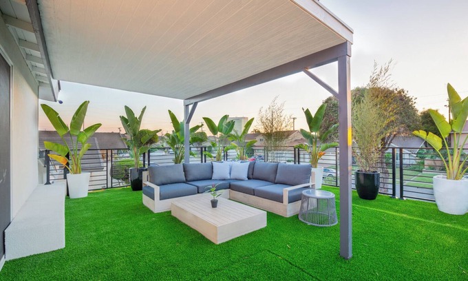 Midway City Villa | Spacious 5-bedroom villa in fabulous Hungtinton Beach near Disney and SoCal Gems