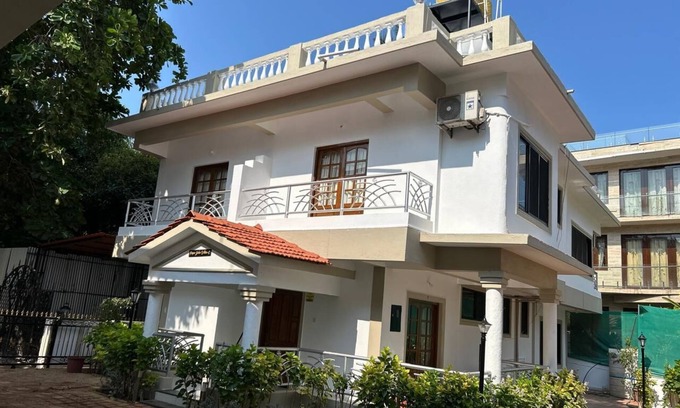 Calangute Villa | Spacious 5 Bedroom-VILLA PAPA JOHN CALANGUTE with swimming pool, Free WiFi, AC