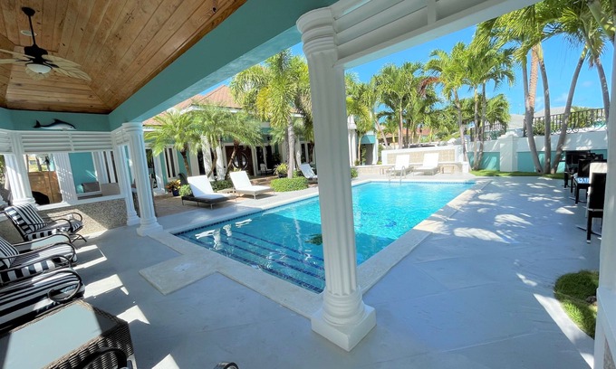 Eastern Road Villa | Spacious 5-bedroom villa in beautiful Nassau with AC, WiFi and Pool.