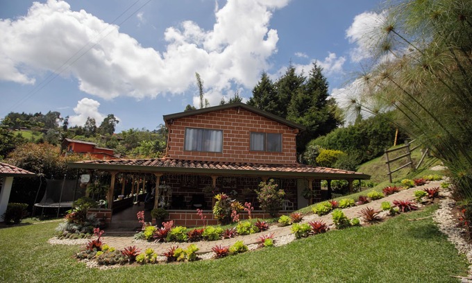 Guarne Villa | Spacious 5-bedroom villa in Guarne-15 min from airport Jose Maria Cordova