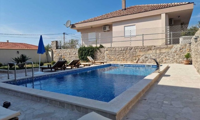 Neodi Villa | Spacious 5-bedroom villa with pool