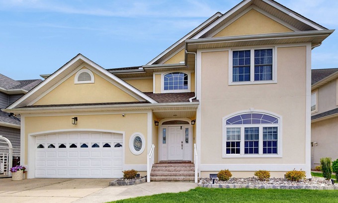 Heron Harbour Isle House | Spacious 5 bedroom, waterfront home w/grill, firepit, full kitchen & shared pool